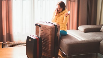 vrouw in hotelkamer